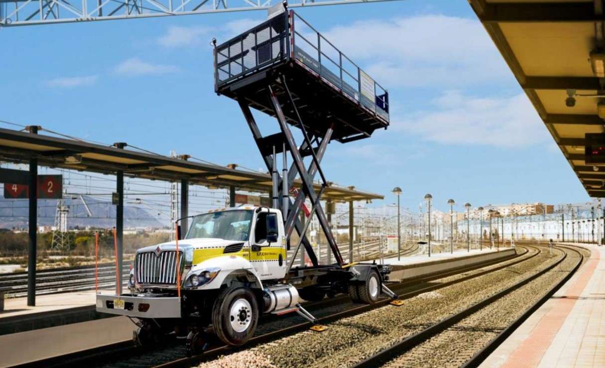 Hi-Rail Bucket Truck vs. Scissor